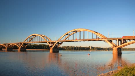 Volga-Brücke-über-die-Wolga,-Jaroslawl,-Rybinsk-City,-Russland.-Schöne-Landschaft