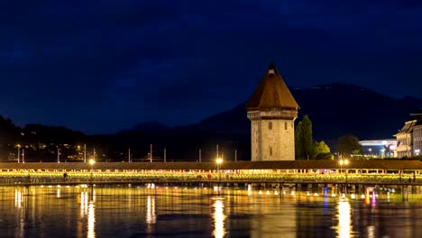 Día-de-skyline-de-la-ciudad-de-Lucerna-en-timelapse-de-la-noche-en-el-puente-de-la-capilla,-Lucerna-(Luzern),-lapso-de-tiempo-de-4K-de-Suiza