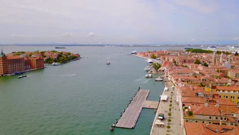 Luftaufnahme-des-Canal-Grande-Venedig-mit-Booten-und-Gebäuden,-Italien.