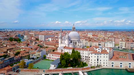 aerial-footage-of-city-centre-of-Venice,-Italy