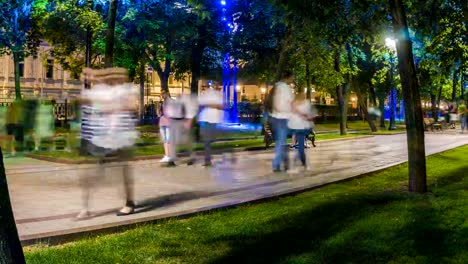 gente-caminando-en-la-noche-de-verano-en-la-ciudad,-el-Boulevard,-lapso-de-tiempo