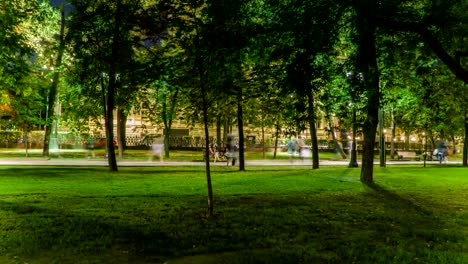 gente-caminando-en-la-noche-de-verano-en-la-ciudad,-el-Boulevard,-lapso-de-tiempo