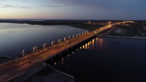 Puente-en-la-dirección-de-mar-a-la-isla-grande-con-zona-industrial