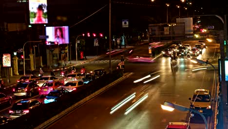 tráfico-de-automóviles-en-la-ciudad.-tráfico-de-vehículos-en-el-cruce