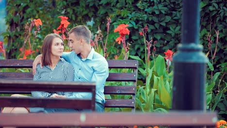 Amantes-de-la-pareja-en-un-banco-en-el-Parque