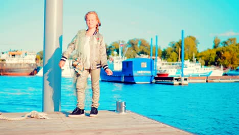 Chica-con-redes-de-pesca-posando-en-la-cámara-en-el-muelle