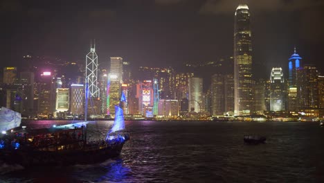 Trödel-auf-Victoria-Harbour-in-Hongkong