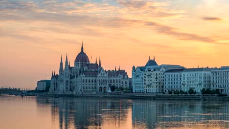 Budapest-Hungary-time-lapse-4K,-city-skyline-sunrise-timelapse-at-Hungarian-Parliament-and-Danube-River