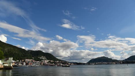 Timelapse-del-paisaje-urbano-4K-de-Bergen.-Agosto-día-de-verano.