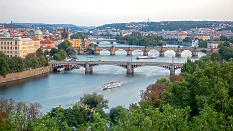 Puentes-de-Praga-incluyendo-el-famoso-puente-de-Carlos-sobre-el-río-Vitava-Checo-al-atardecer---lapso-de-tiempo.-día-a-la-noche.-,-Europa