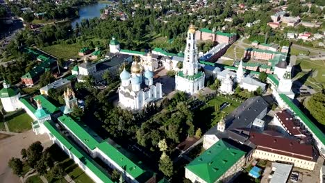 Vista-panorámica-del-complejo-único-monasterio-de-Lavra-de-la-Trinidad-de-San-Sergio