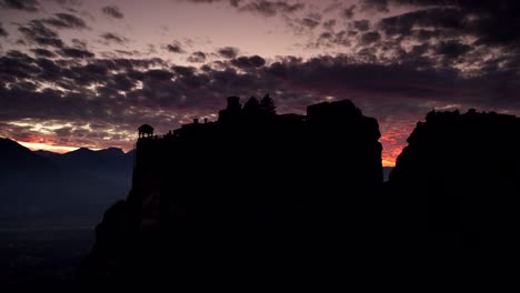 Puesta-de-sol-sobre-Varlaam-monasterio-en-Meteora,-Grecia