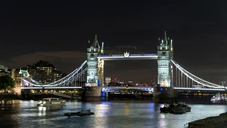 Nacht-Zeitraffer-der-Tower-Bridge-vom-Südufer-der-Themse-in-london