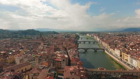 Vista-aérea-del-río-de-Arno-de-Florencia,-el-Ponte-Vecchio-viejo-puente,-4K