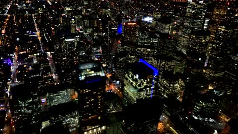 Zeitraffer-Antenne-des-Verkehrs-in-Toronto-bei-Nacht