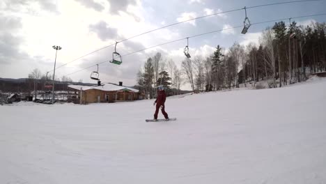 Schuss-von-einem-weiblichen-Snowboarder-zu-folgen