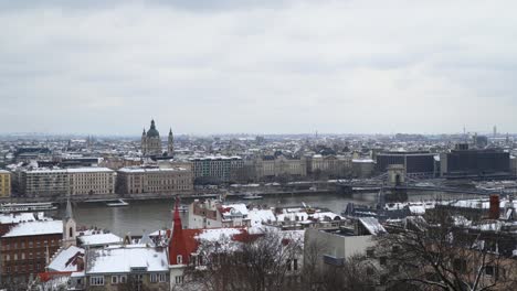 Sie-sehen-die-Ufer-der-Donau-und-der-Basilika-St.-Istvan