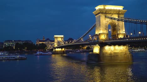 Budapest,-Ungarn.-Panoramablick-auf-die-Donau-und-in-der-Nacht-beleuchtete-Kettenbrücke