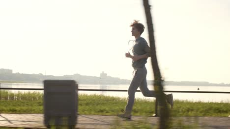 Frau,-Jogging-auf-der-Seepromenade