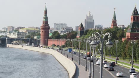 tráfico-de-vehículos-en-terraplén-de-Kremlin-en-Moscú