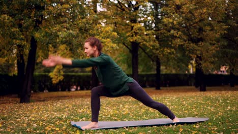 Schlanke-junge-Dame-tut-Yoga-im-freien-wechselnden-Asanas-und-Herbst-Natur,-Bewegung-und-frische-Luft-zu-genießen.-Millennials,-gesunde-Lebensweise-und-Erholung-Konzept.