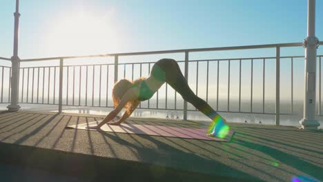 Yoga-und-Pilates-Übungen-auf-dem-Dach