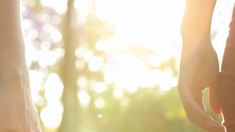 Hände-hinauf,-zusammengehalten-brechen-der-Kette-von-Händen-im-Sonnenlicht