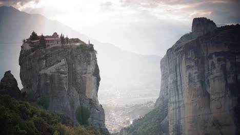 Clouds-and-sunlight-over-Trinity-monastery-in-Meteora,-Greece
