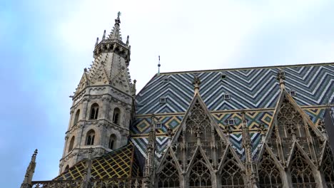Incline-hacia-abajo-la-vista-lateral-de-la-Catedral-de-San-Esteban-en-Viena,-austria