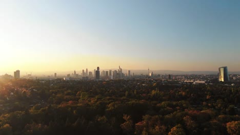 Filmischen-Luftaufnahmen-der-Frankfurter-Skyline-Panorama-bei-Sonnenuntergang