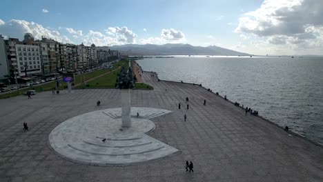 Izmir-Square-Drohne,-Stadtplatz-von-von-Drohne