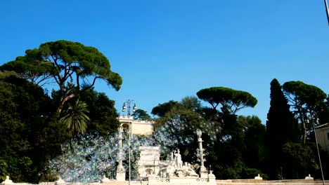 Seifenblasen-auf-der-Piazza-del-Popolo,-Rom