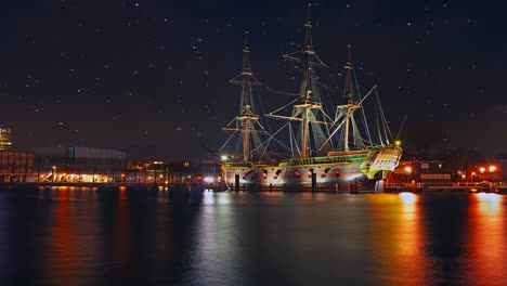 Der-Hafen-von-Amsterdam-mit-einem-schönen-Himmel-in-den-Niederlanden