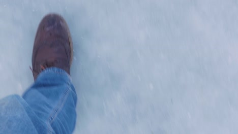 Schuhe,-die-zu-Fuß-auf-Schnee