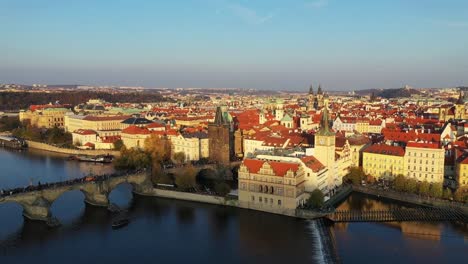 Vista-panorámica-desde-arriba-de-la-ciudad-vieja-de-Praga,-vista-aérea-de-la-ciudad,-vista-desde-arriba-a-Praga,-vuelo-sobre-la-ciudad,-top-view,-Moldava,-el-puente-de-Carlos.-Praga,-República-Checa