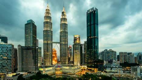 Lapso-de-tiempo-del-día-de-forma-de-paisaje-urbano-de-kuala-lumpur-a-la-noche