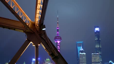 Vista-nocturna-desde-el-Bund-en-Lujiazui-en-Pudong-distric-en-Shanghai,-China.