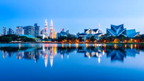 Día-a-noche-Kuala-Lumpur-Cityscape-de-Malasia-4K-Time-Lapse-(tilt-up)