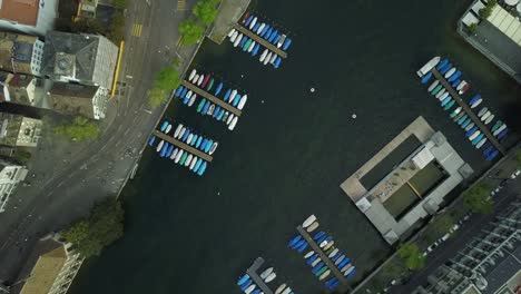 Tag-Zeit-Zürich-City-Center-Fluss-dock-Antenne-nach-unten-Ansicht-4k-Schweiz