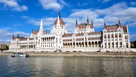 Imágenes-de-4K-del-Parlamento-en-Budapest-durante-un-viaje-en-barco-por-el-río-Danubio.