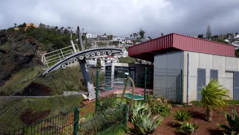 Seilbahn-in-Madeira-mit-Kaktus-im-Vordergrund-auf-einem-sehr-windigen-Tag