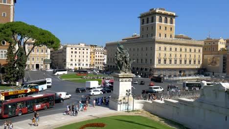 Piazza-de-Venecia,-Roma,-Italia