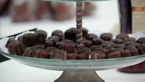 Montón-de-pequeños-caramelos-de-chocolate-en-el-recipiente