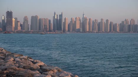 Vista-del-skyline-de-Dubai-desde-el-mar