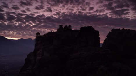 Sonnenuntergang-über-Varlaam-Kloster-in-Meteora,-Griechenland