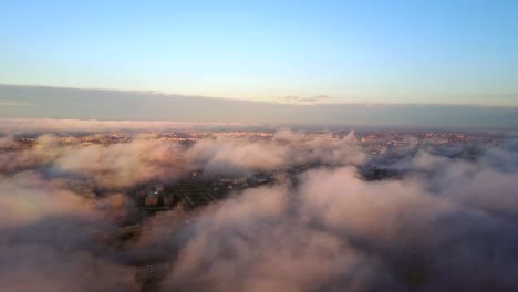 Wolken-fliegen-über-der-Stadt-während-des-Sonnenuntergangs.
