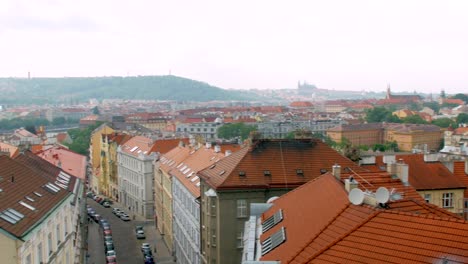 horizontalen-Panorama-der-roten-Dächer-der-alten-Gebäude-in-den-alten-Bereichen-von-Prag