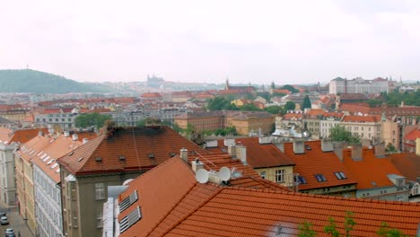 Panoramablick-über-die-roten-Dächer-von-Altbauten-in-alten-Gebiete-von-Prag-zu-beruhigen