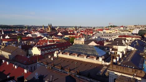 Hermosa-vista-aérea-del-teatro-de-nacional-Praga-desde-arriba-volando.