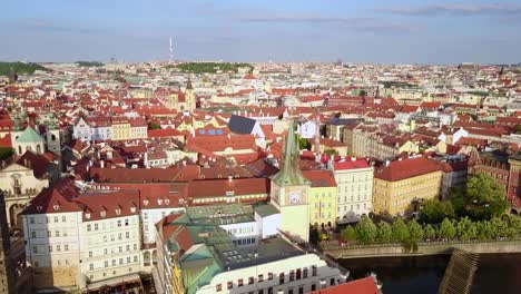 Schöne-Antenne-Panoramablick-über-die-Stadt-Prag-von-oben